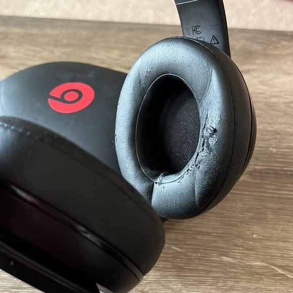 Beats Studio Wireless Headphones - Picture 3 of 3